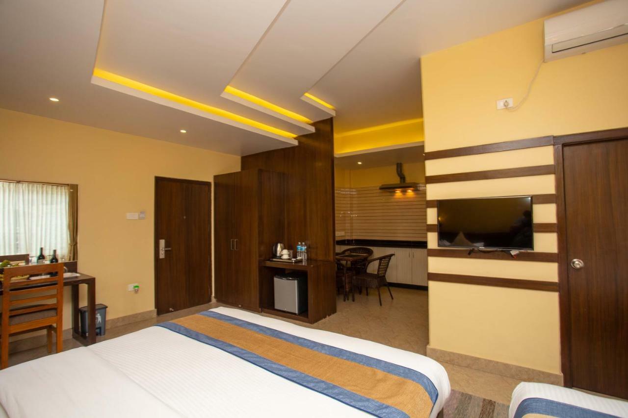 Hotel Lake Paradise Покхара Экстерьер фото
