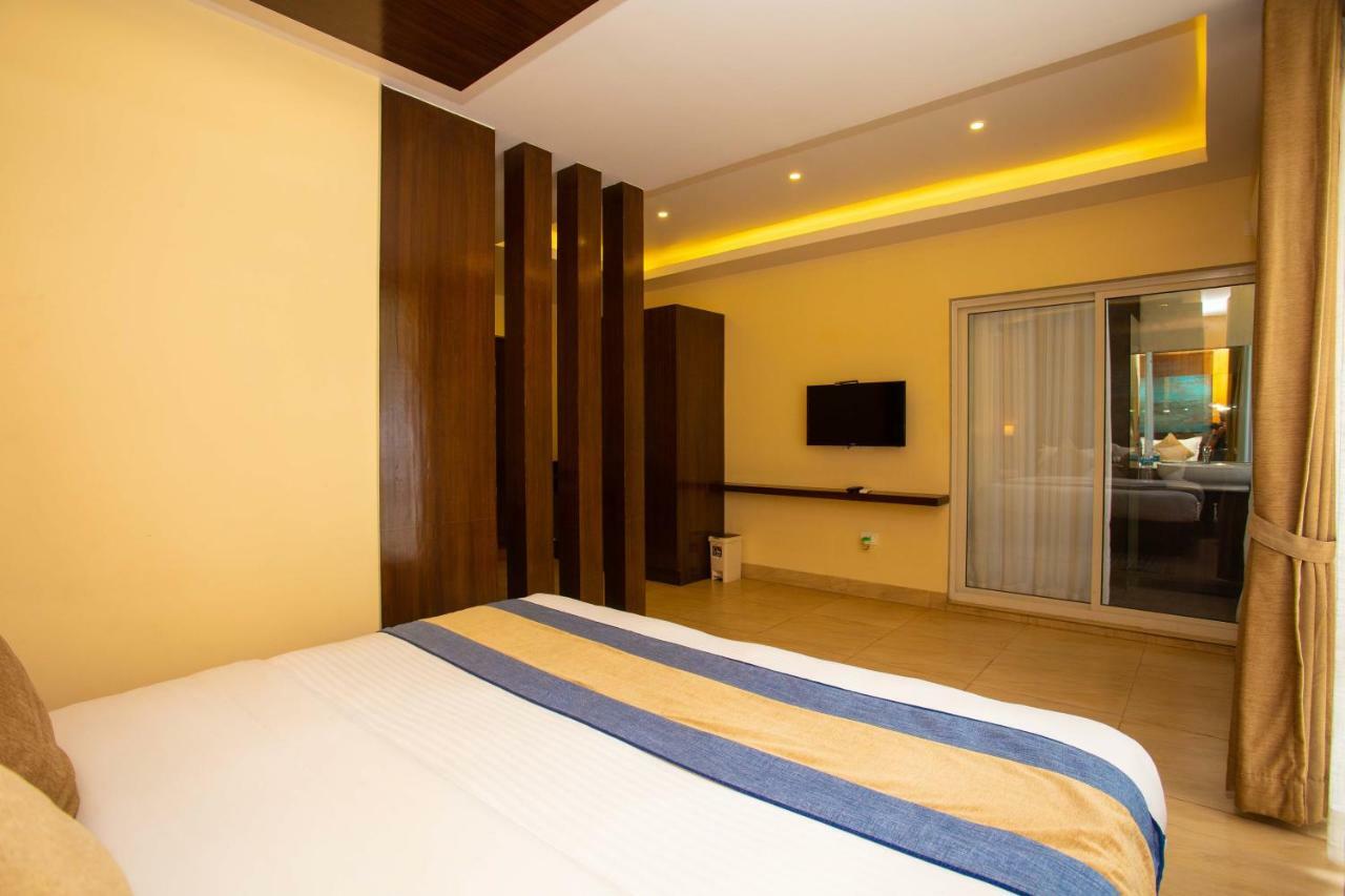 Hotel Lake Paradise Покхара Экстерьер фото