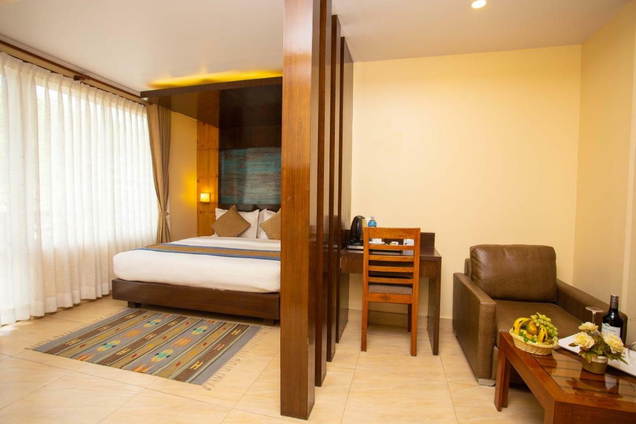 Hotel Lake Paradise Покхара Экстерьер фото