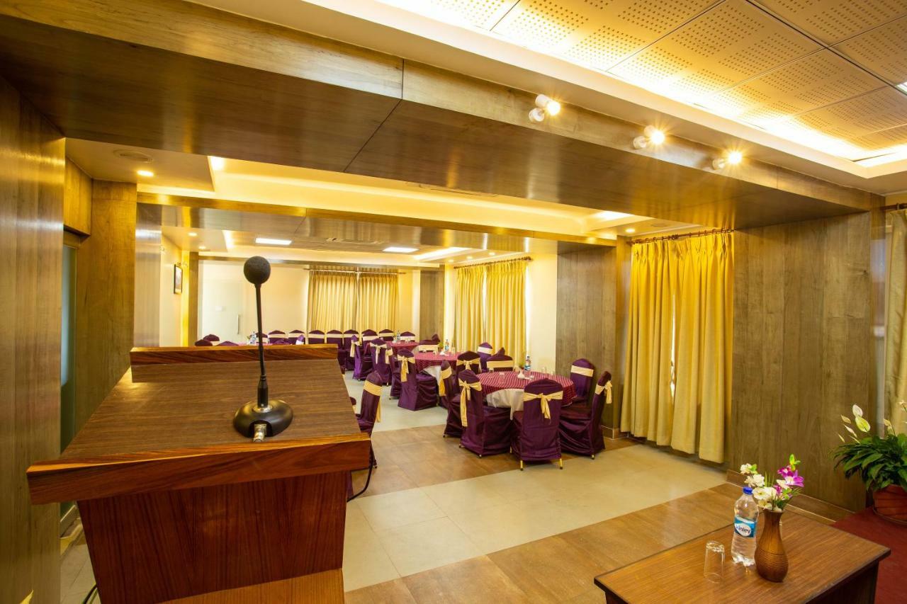 Hotel Lake Paradise Покхара Экстерьер фото
