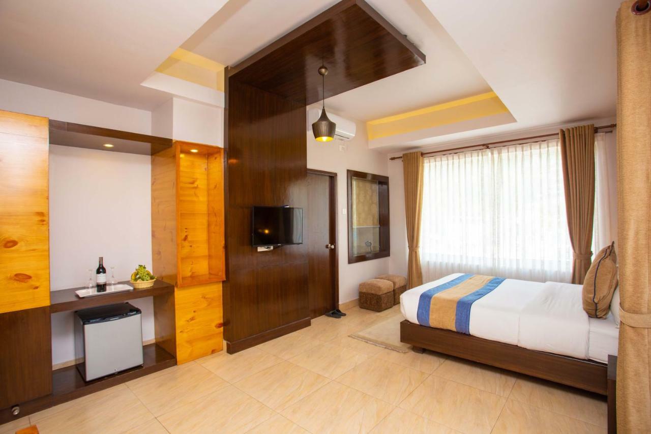 Hotel Lake Paradise Покхара Экстерьер фото