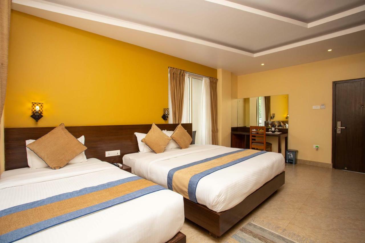 Hotel Lake Paradise Покхара Экстерьер фото