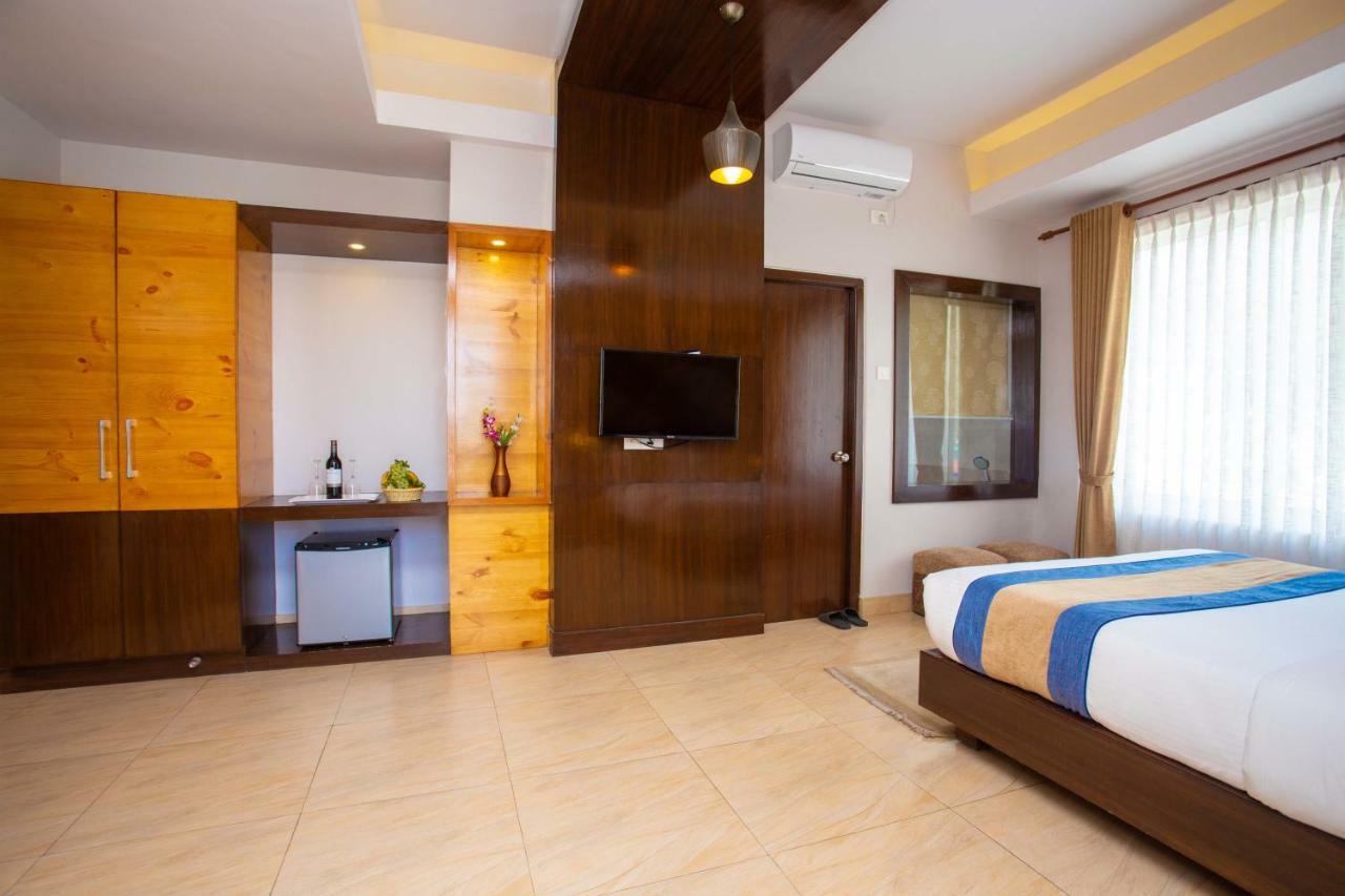Hotel Lake Paradise Покхара Экстерьер фото
