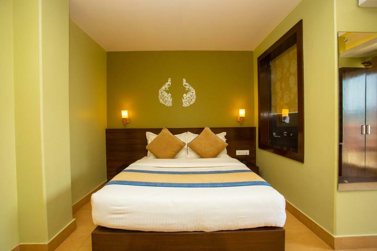 Hotel Lake Paradise Покхара Экстерьер фото