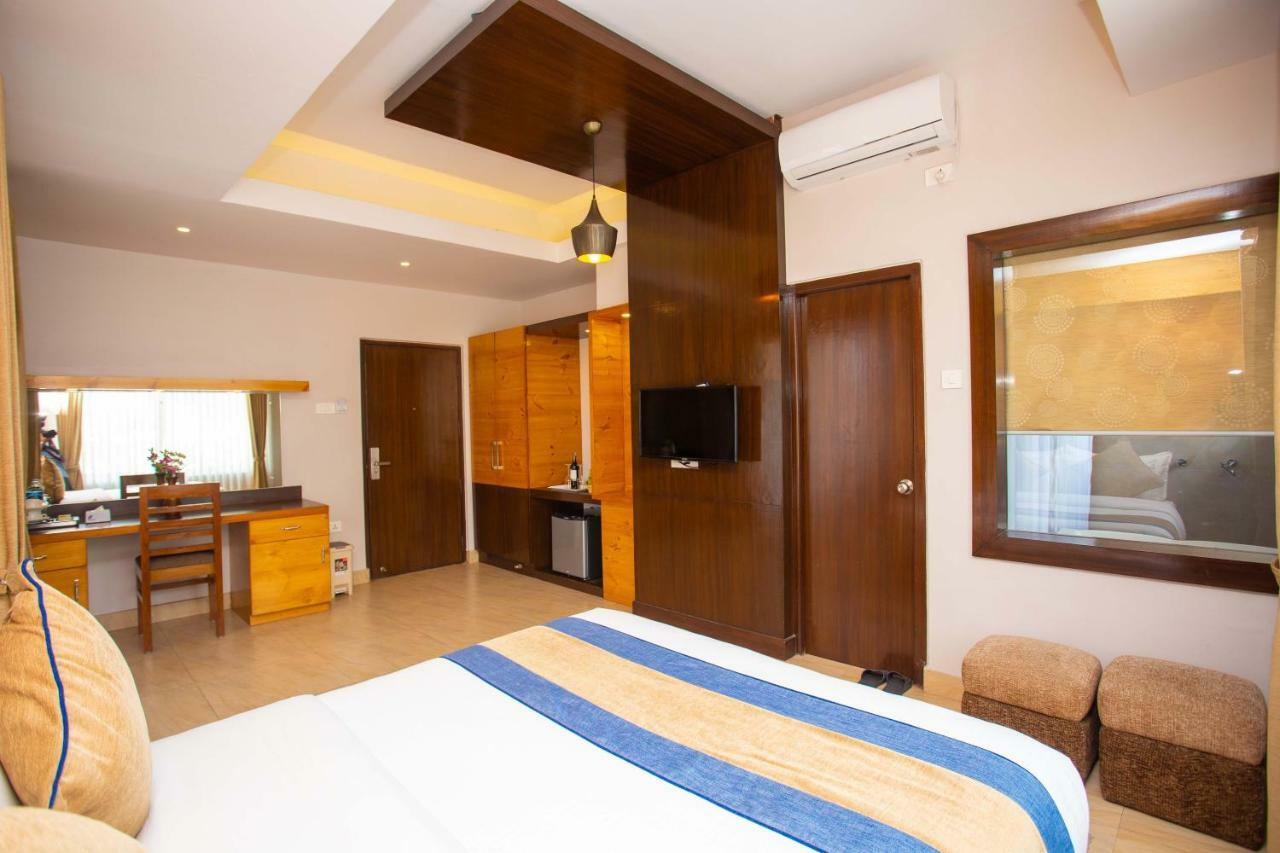 Hotel Lake Paradise Покхара Экстерьер фото